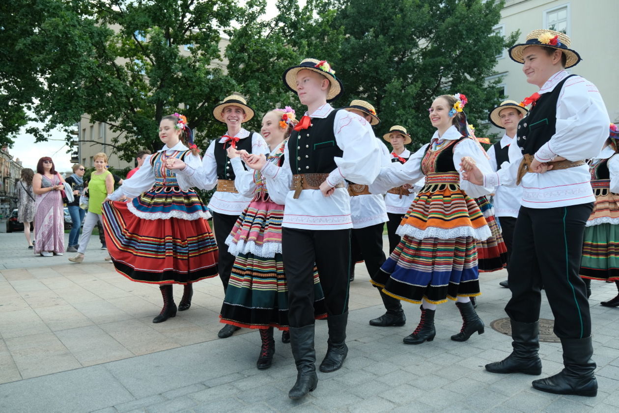  Międzynarodowe Spotkania Folklorystyczne: korowód na deptaku (zdjęcie 1) - Autor: Maciej Kaczanowski