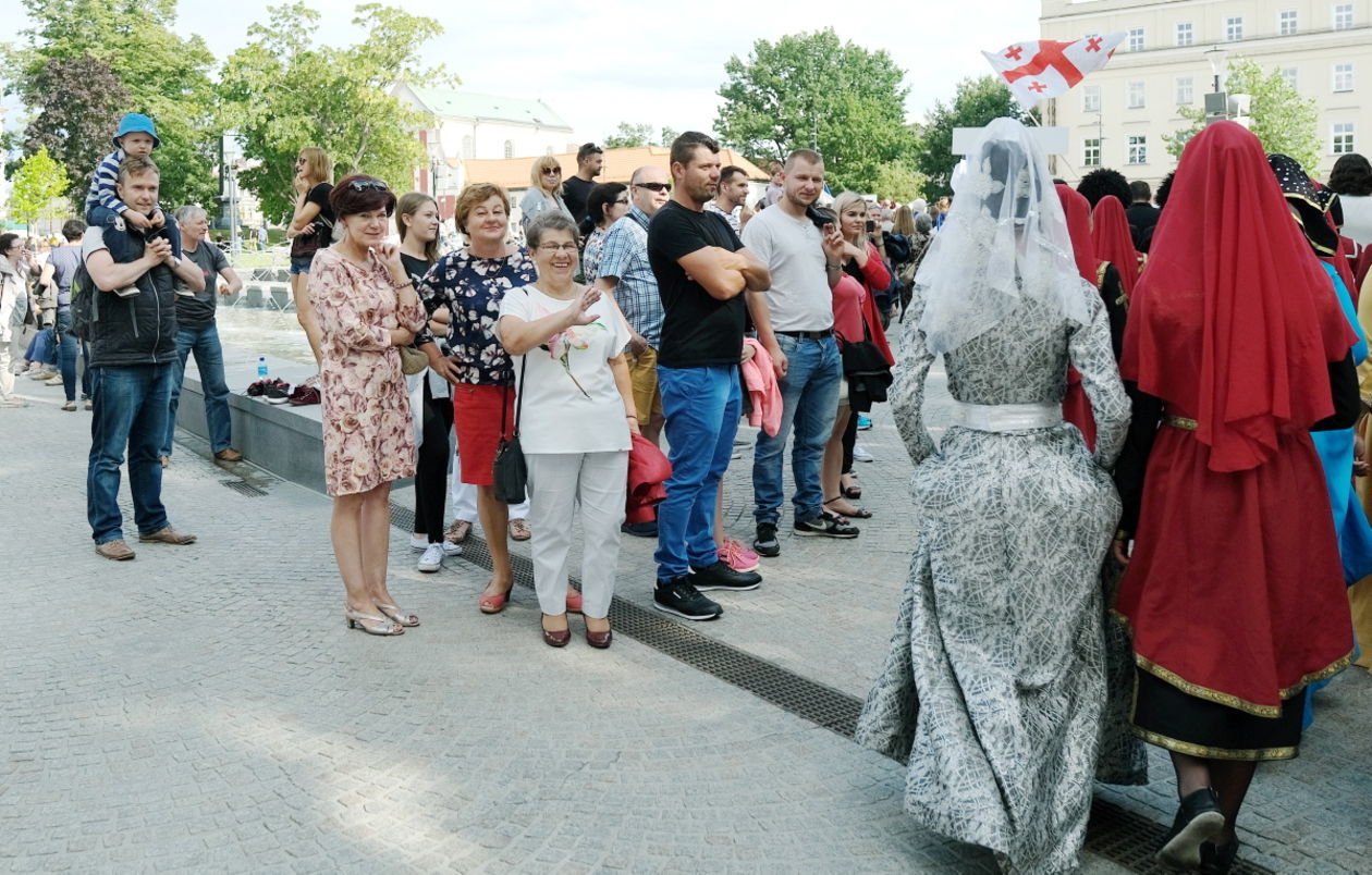  Międzynarodowe Spotkania Folklorystyczne: korowód na deptaku (zdjęcie 1) - Autor: Maciej Kaczanowski