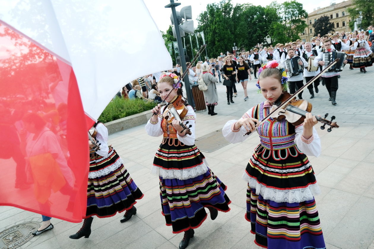  Międzynarodowe Spotkania Folklorystyczne: korowód na deptaku (zdjęcie 1) - Autor: Maciej Kaczanowski