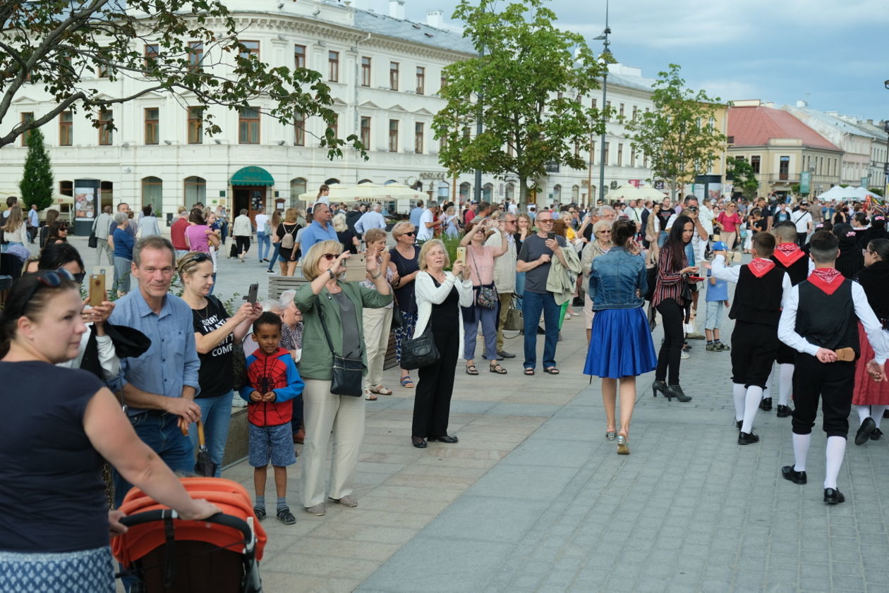  Międzynarodowe Spotkania Folklorystyczne: korowód na deptaku (zdjęcie 1) - Autor: Maciej Kaczanowski