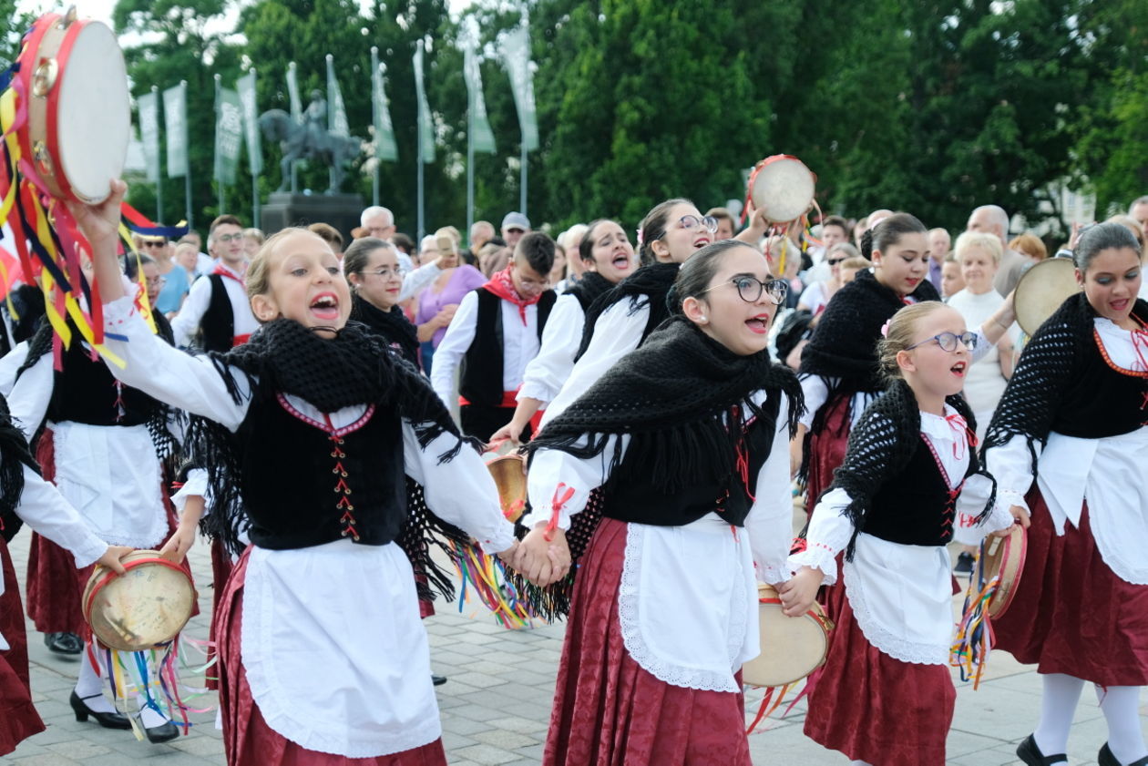  Międzynarodowe Spotkania Folklorystyczne: korowód na deptaku (zdjęcie 1) - Autor: Maciej Kaczanowski