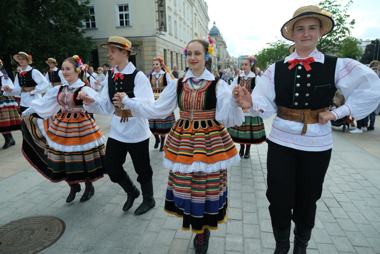  Międzynarodowe Spotkania Folklorystyczne: korowód na deptaku (zdjęcie 1) - Autor: Maciej Kaczanowski