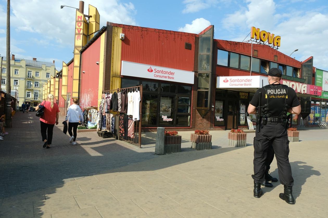Przemycane papierosy w Lublinie? Policjanci odstraszają nielegalnych handlarzy - Autor: Maciej Kaczanowski