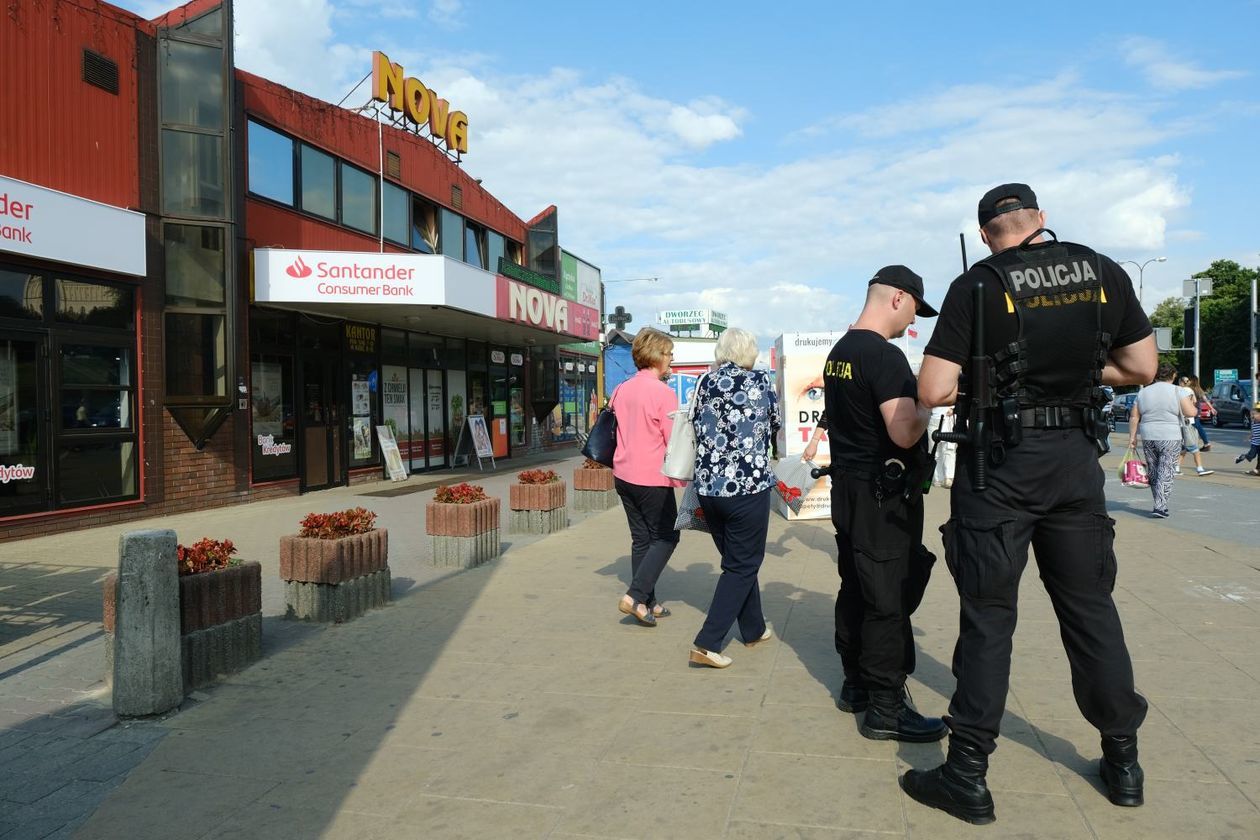  Przemycane papierosy w Lublinie? Policjanci odstraszają nielegalnych handlarzy (zdjęcie 1) - Autor: Maciej Kaczanowski
