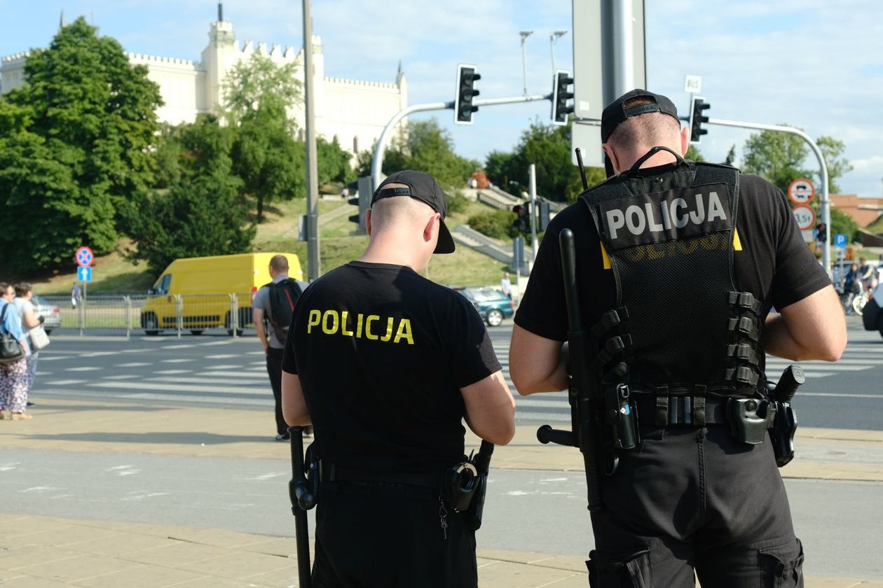  Przemycane papierosy w Lublinie? Policjanci odstraszają nielegalnych handlarzy (zdjęcie 1) - Autor: Maciej Kaczanowski