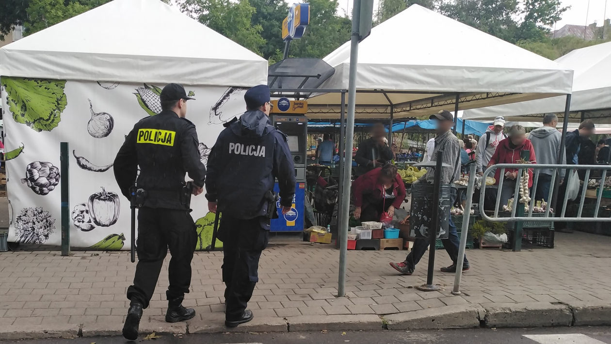  Przemycane papierosy w Lublinie? Policjanci odstraszają nielegalnych handlarzy (zdjęcie 1) - Autor: Dominik Smaga