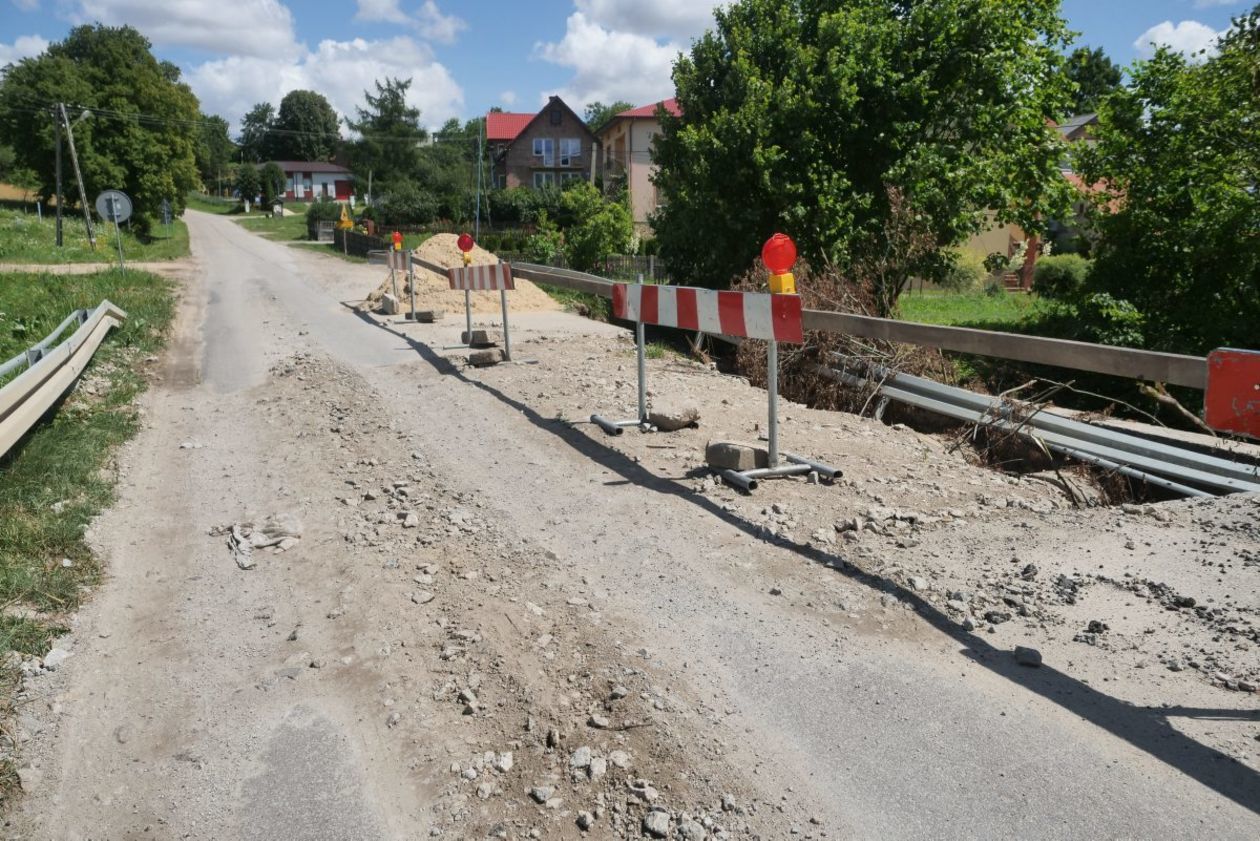  Odbudowa zniszczeń po powodzi w Wierzchowiskach Drugich (zdjęcie 1) - Autor: Krzysztof Mazur