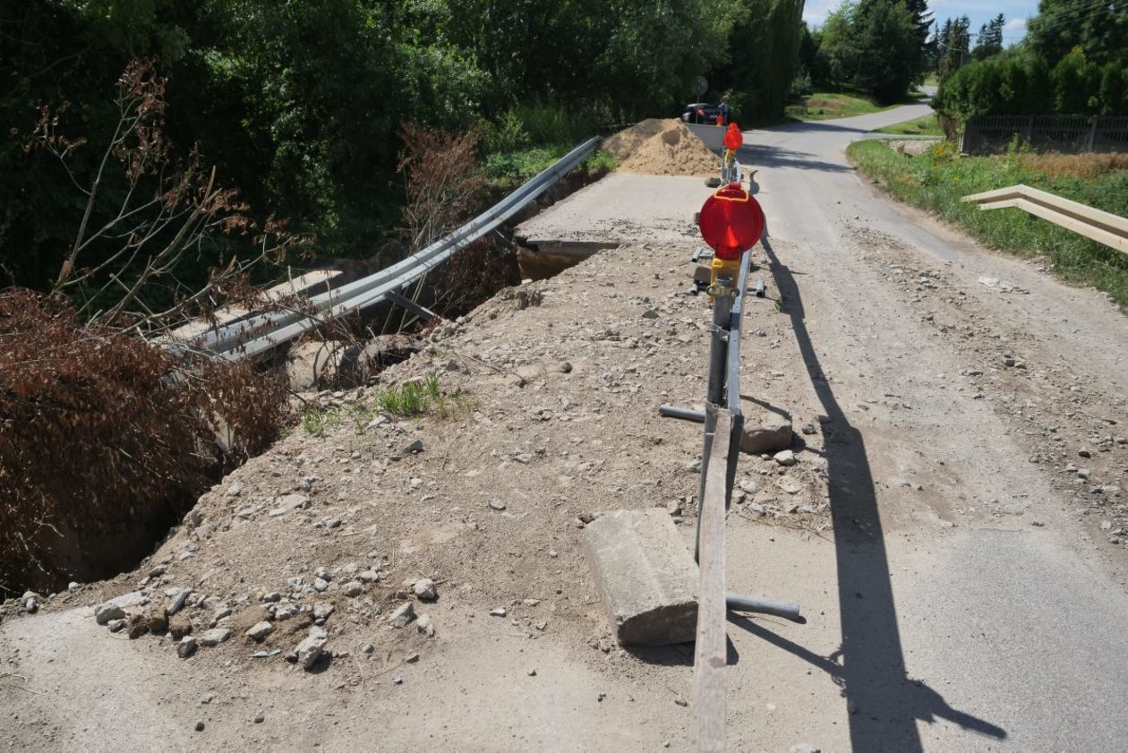  Odbudowa zniszczeń po powodzi w Wierzchowiskach Drugich (zdjęcie 1) - Autor: Krzysztof Mazur