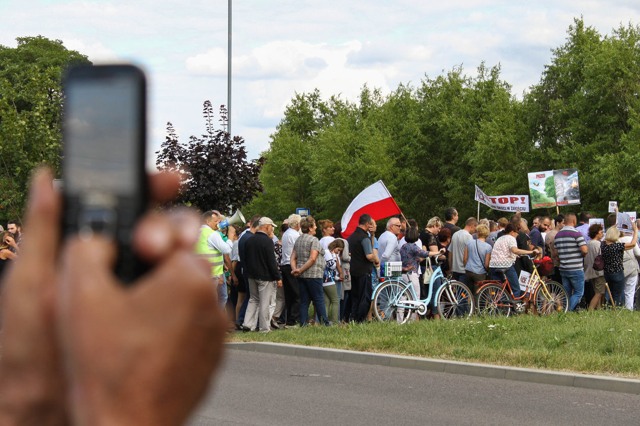  Protest przeciwko budowie spalarni śmieci w Zamościu (zdjęcie 1) - Autor: Kazimierz Chmiel