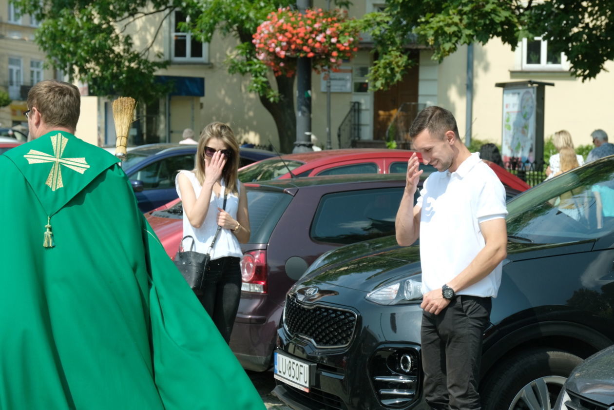  Święcenie samochodów na parkingu przed Archikatedrą Lubelską (zdjęcie 1) - Autor: Maciej Kaczanowski