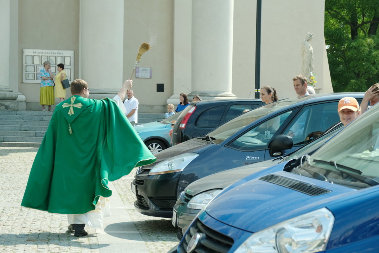  Święcenie samochodów na parkingu przed Archikatedrą Lubelską (zdjęcie 1) - Autor: Maciej Kaczanowski