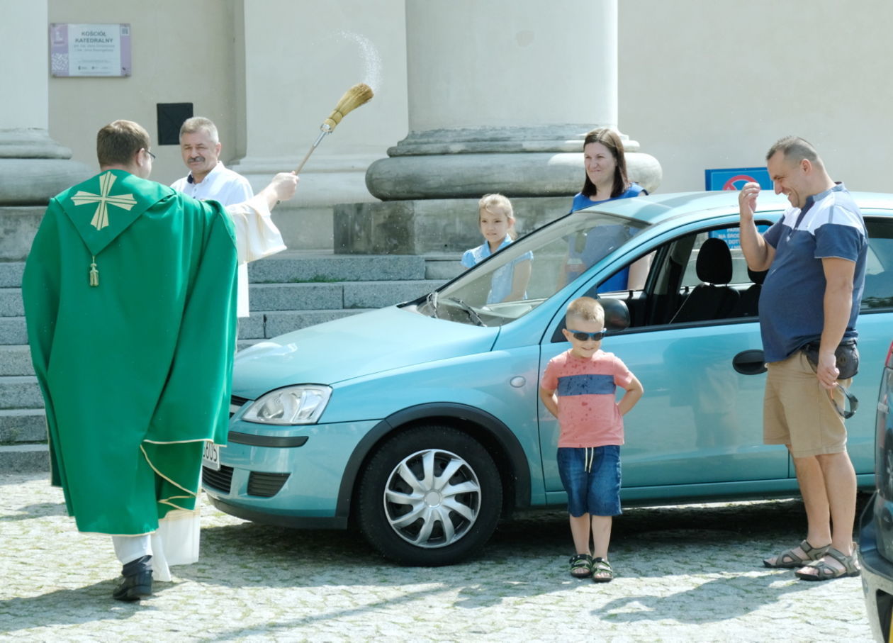  Święcenie samochodów na parkingu przed Archikatedrą Lubelską (zdjęcie 1) - Autor: Maciej Kaczanowski