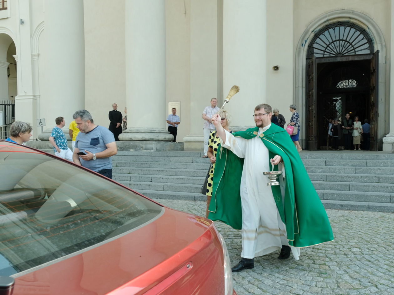  Święcenie samochodów na parkingu przed Archikatedrą Lubelską (zdjęcie 1) - Autor: Maciej Kaczanowski