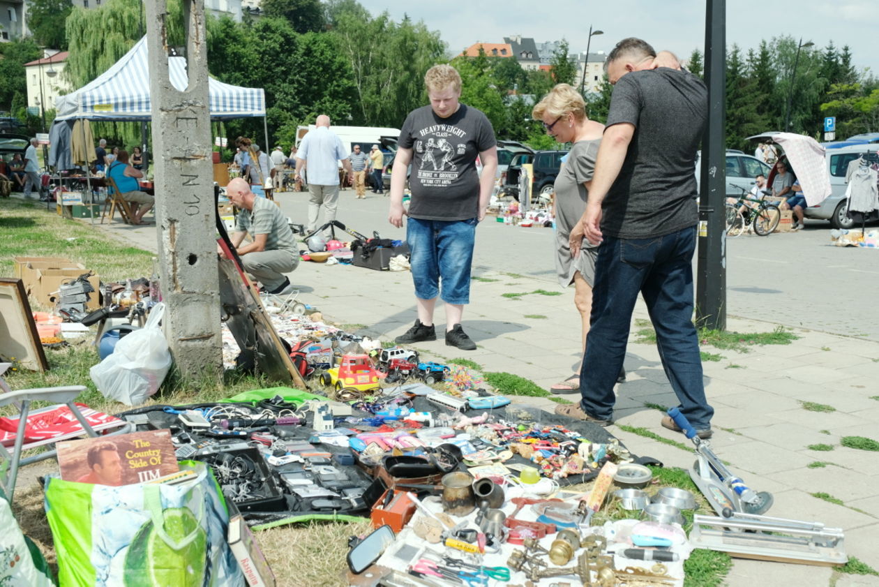  Wyprzedaż garażowa na Targu pod Zamkiem (zdjęcie 1) - Autor: Maciej Kaczanowski