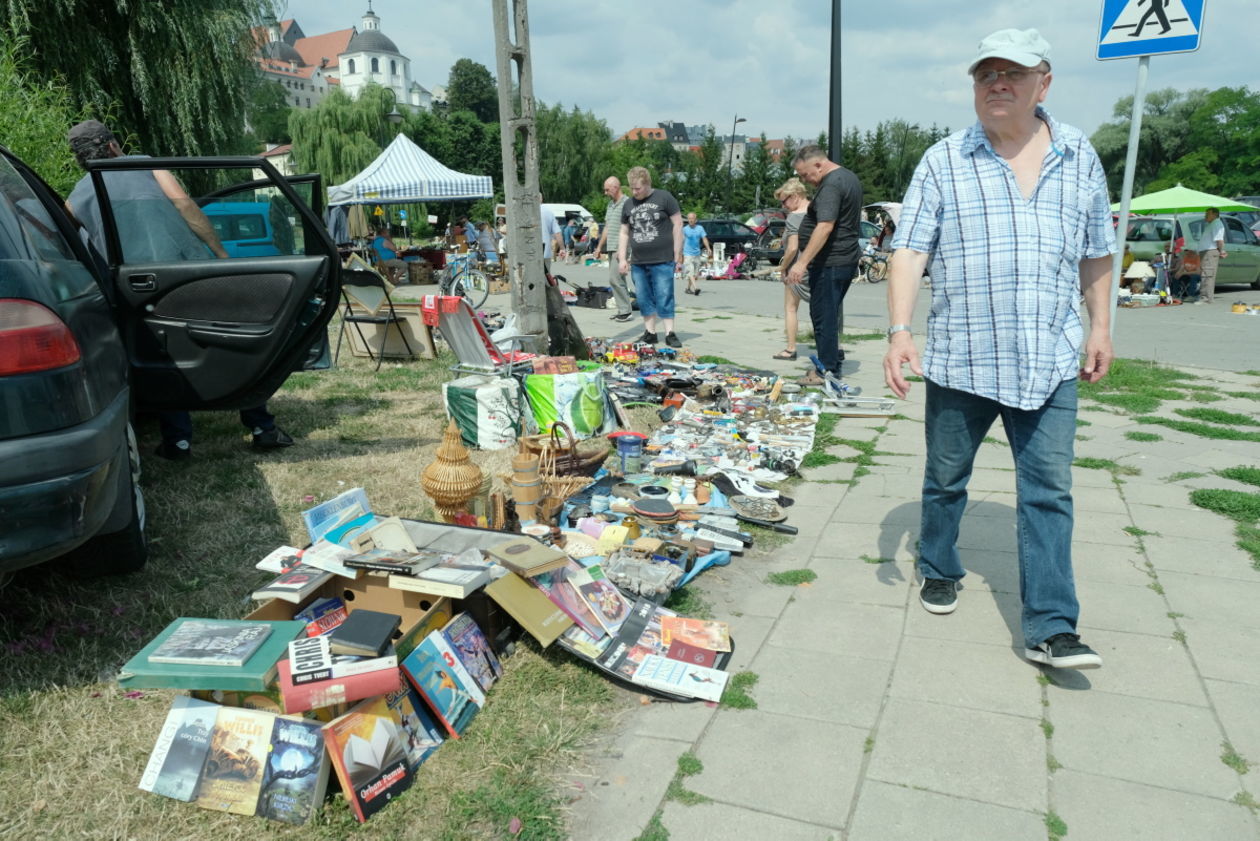  Wyprzedaż garażowa na Targu pod Zamkiem (zdjęcie 1) - Autor: Maciej Kaczanowski