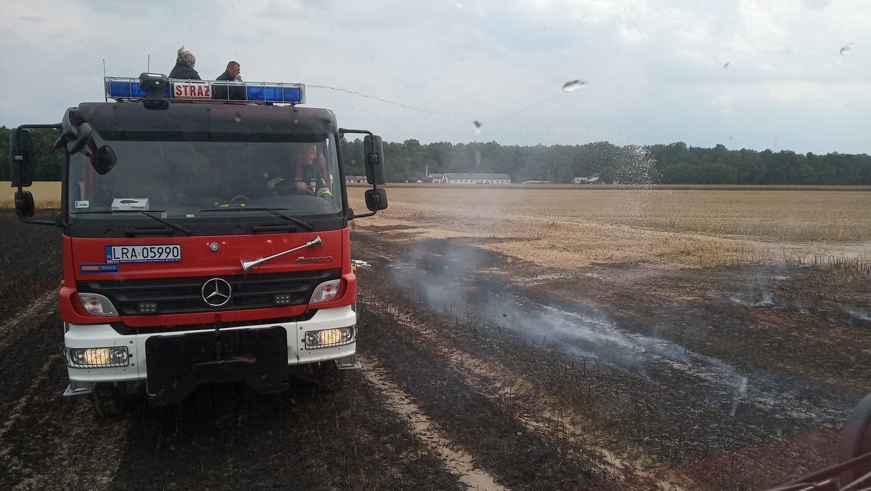  Pożar zboża w miejscowości Marynin koło Radzynia Podlaskiego  (zdjęcie 1) - Autor: OSP Paszki Duże
