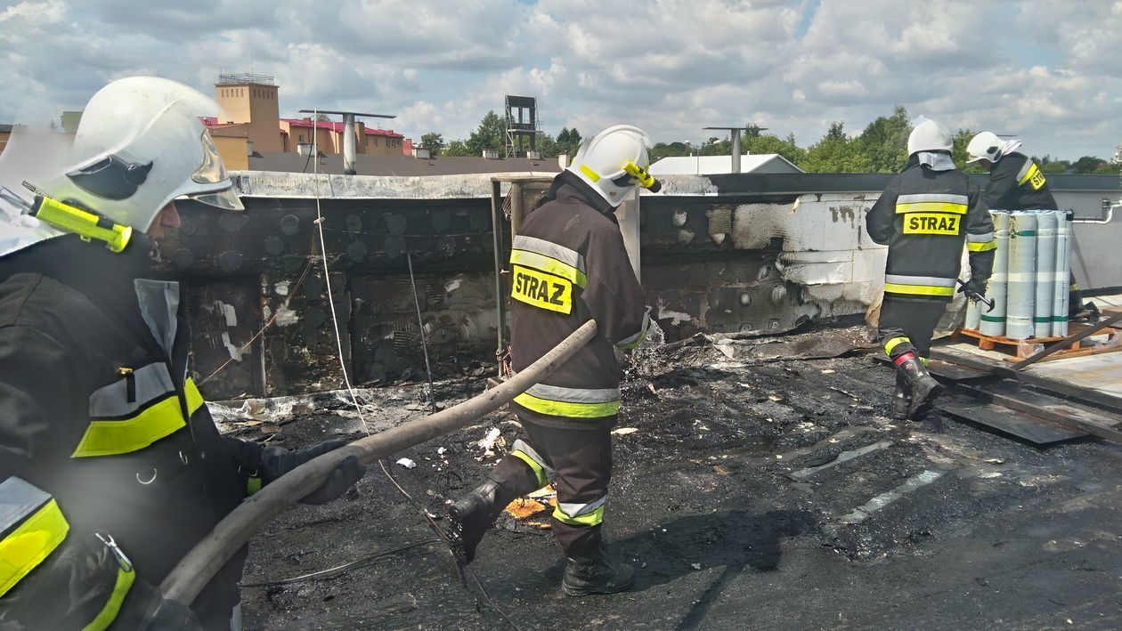  Pożar dachu sklepu w Krasnymstawie (zdjęcie 1) - Autor: KP PSP Krasnystaw