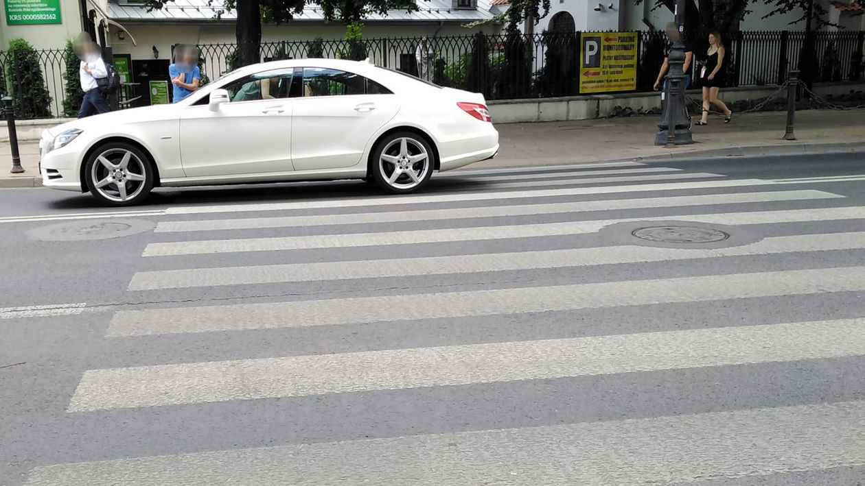  Wypadek na przejściu dla pieszych przez ul. Narutowicza (zdjęcie 1) - Autor: Dominik Smaga