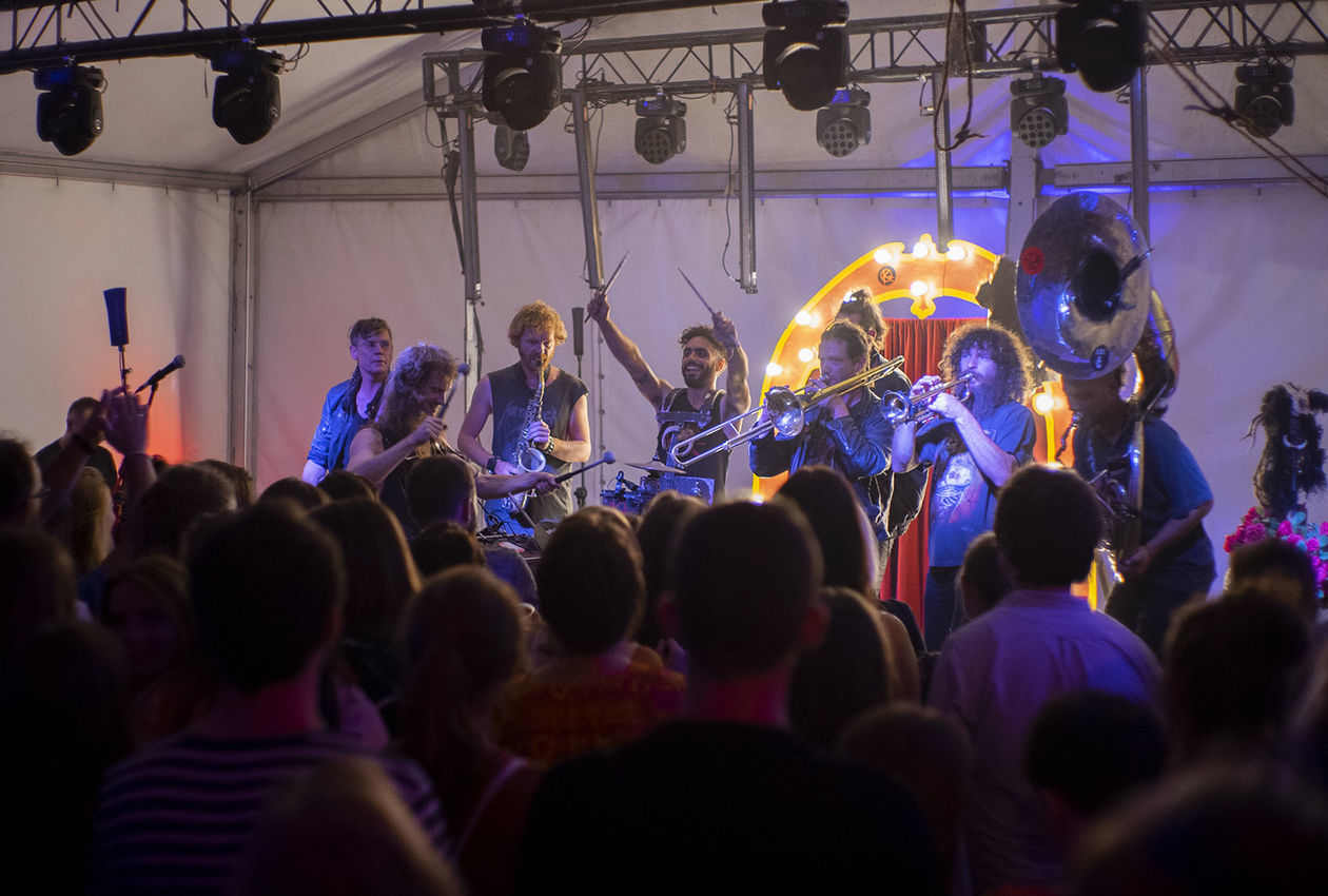  Carnaval Sztukmistrzów: Koncert kapeli KermesZ a l'Est w Barze Żongler (zdjęcie 1) - Autor: Michał Siudziński