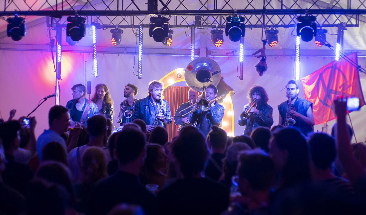  Carnaval Sztukmistrzów: Koncert kapeli KermesZ a l'Est w Barze Żongler (zdjęcie 1) - Autor: Michał Siudziński