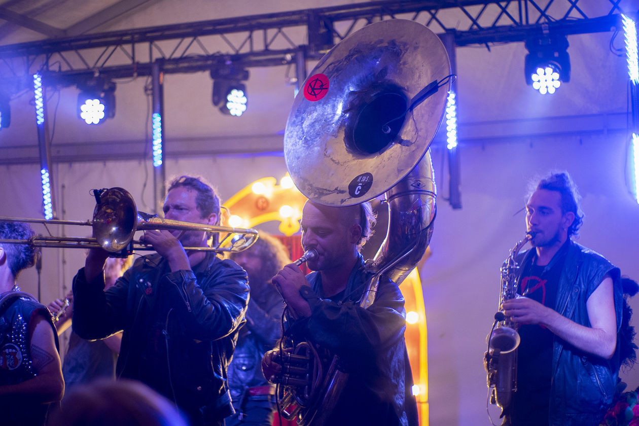  Carnaval Sztukmistrzów: Koncert kapeli KermesZ a l'Est w Barze Żongler (zdjęcie 1) - Autor: Michał Siudziński