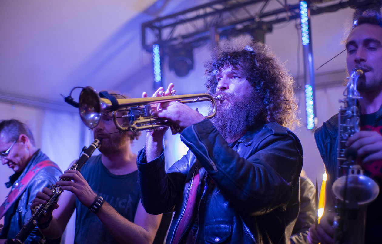  Carnaval Sztukmistrzów: Koncert kapeli KermesZ a l'Est w Barze Żongler (zdjęcie 1) - Autor: Michał Siudziński