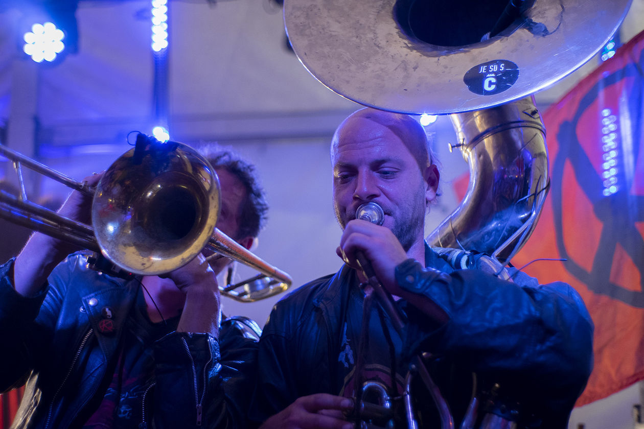  Carnaval Sztukmistrzów: Koncert kapeli KermesZ a l'Est w Barze Żongler (zdjęcie 1) - Autor: Michał Siudziński