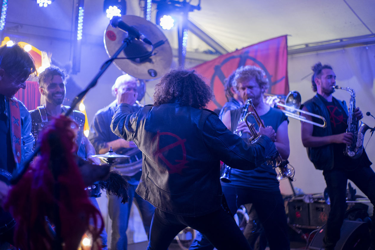  Carnaval Sztukmistrzów: Koncert kapeli KermesZ a l'Est w Barze Żongler (zdjęcie 1) - Autor: Michał Siudziński