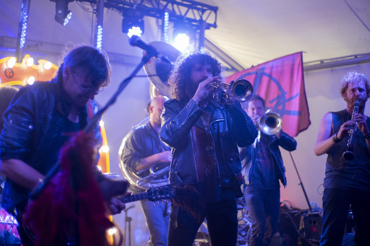  Carnaval Sztukmistrzów: Koncert kapeli KermesZ a l'Est w Barze Żongler (zdjęcie 1) - Autor: Michał Siudziński