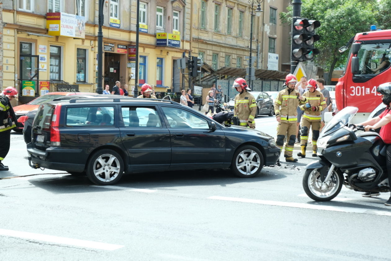  Wypadek na skrzyżowaniu ulic Narutowicza i Okopowej (zdjęcie 1) - Autor: Maciej Kaczanowski