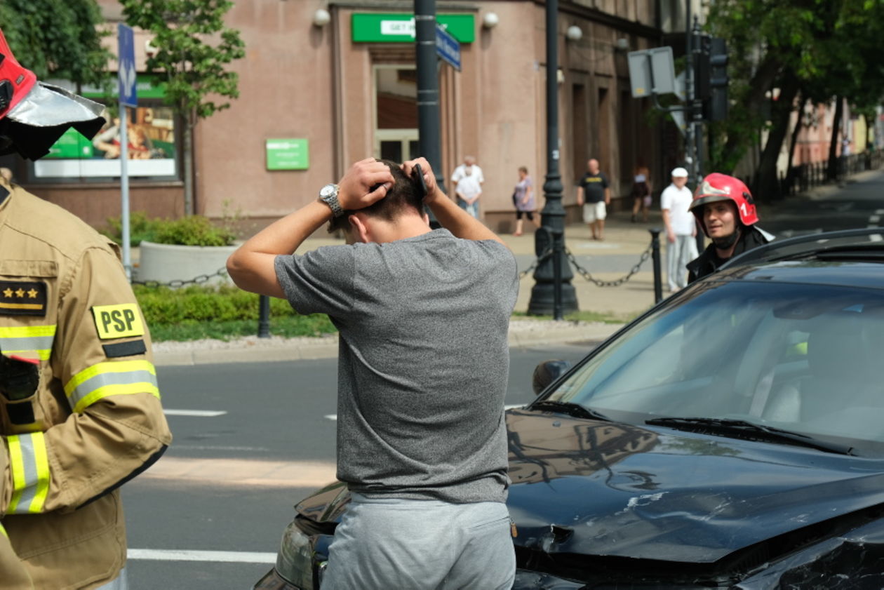  Wypadek na skrzyżowaniu ulic Narutowicza i Okopowej (zdjęcie 1) - Autor: Maciej Kaczanowski