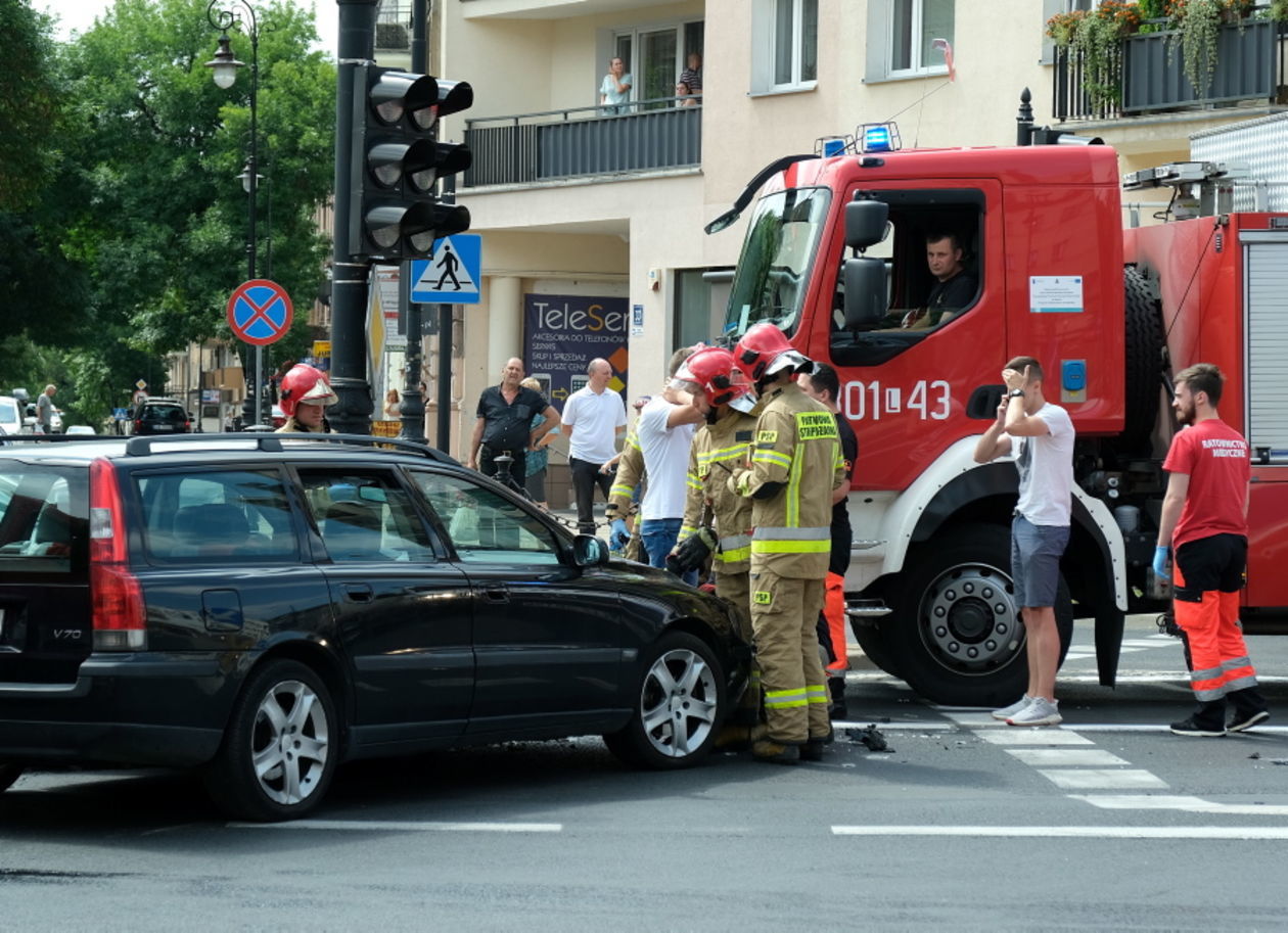  Wypadek na skrzyżowaniu ulic Narutowicza i Okopowej (zdjęcie 1) - Autor: Maciej Kaczanowski