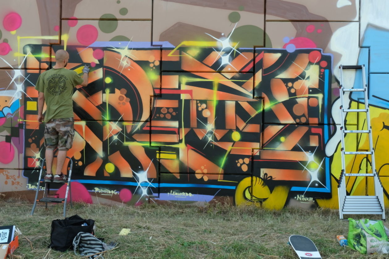  Graffiti jam na ścianie nasypu drogi S 17 (zdjęcie 1) - Autor: Maciej Kaczanowski