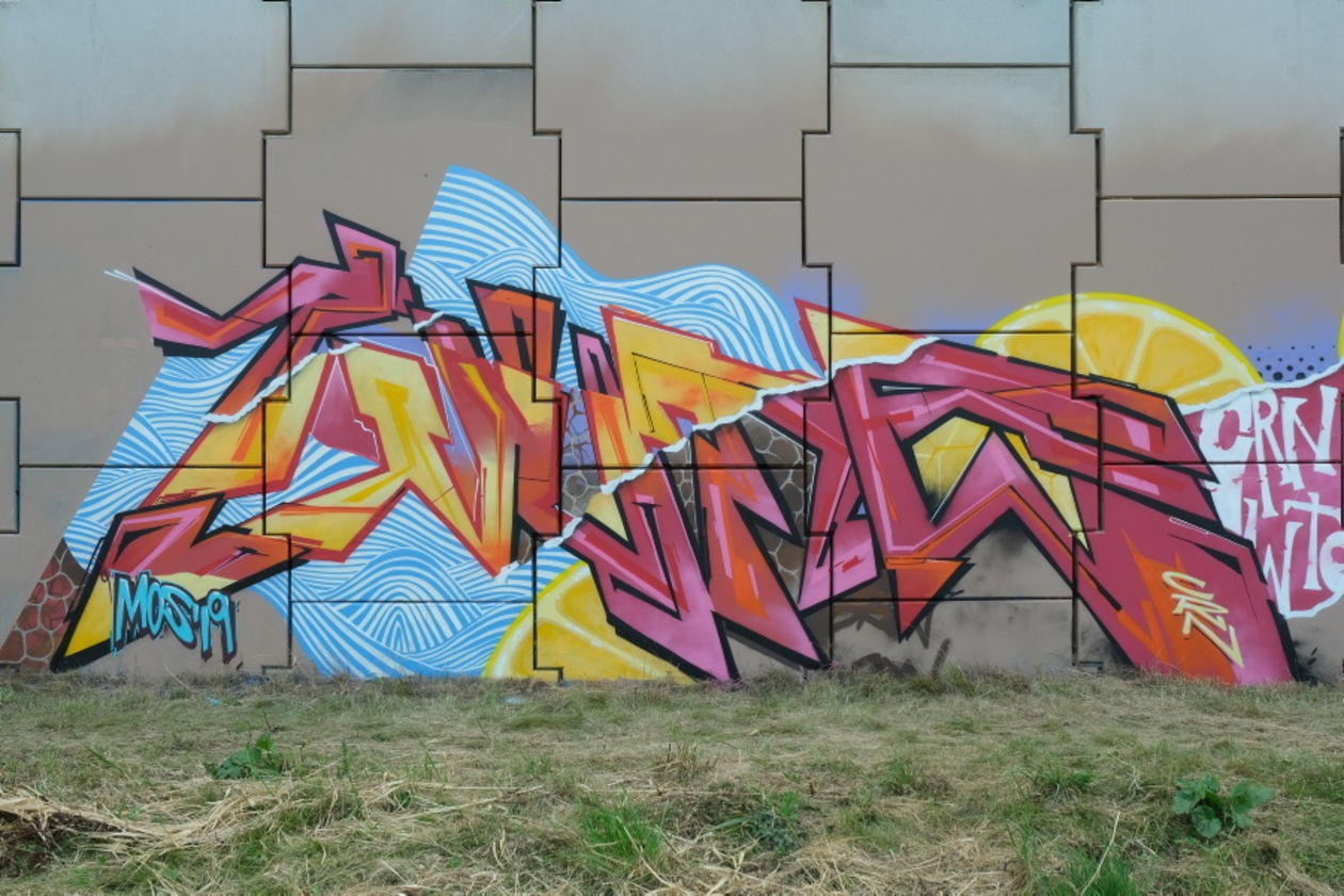  Graffiti jam na ścianie nasypu drogi S 17 (zdjęcie 1) - Autor: Maciej Kaczanowski