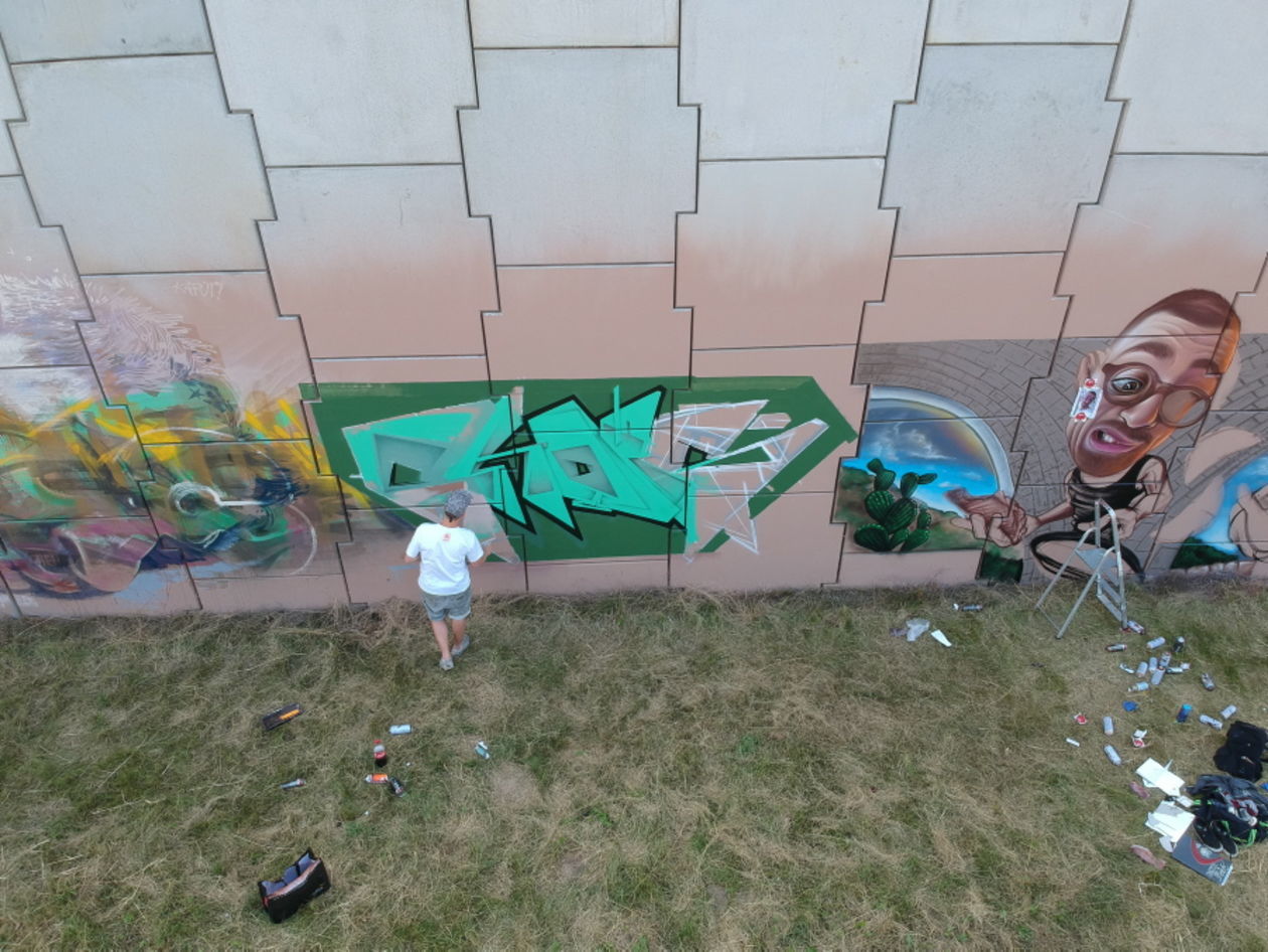  Graffiti jam na ścianie nasypu drogi S 17 (zdjęcie 1) - Autor: Maciej Kaczanowski