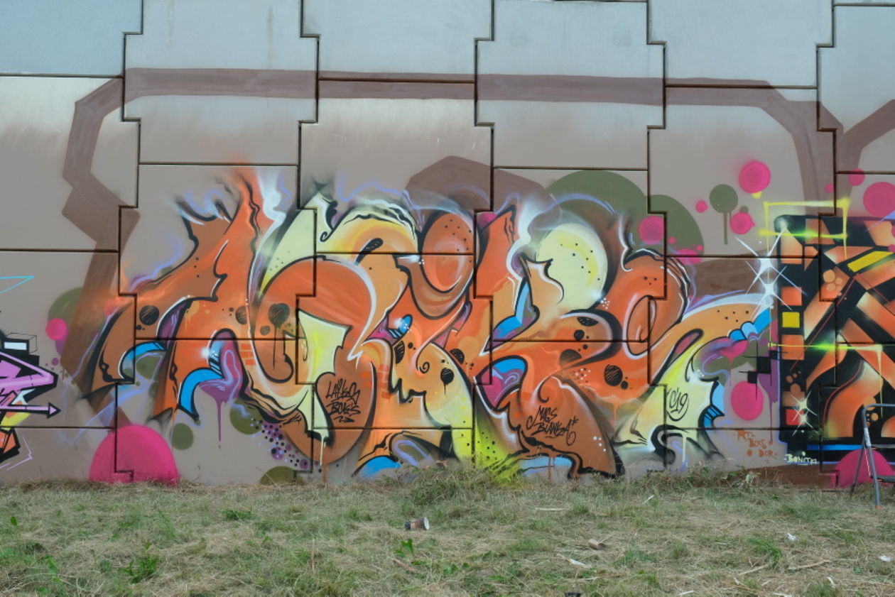  Graffiti jam na ścianie nasypu drogi S 17 (zdjęcie 1) - Autor: Maciej Kaczanowski