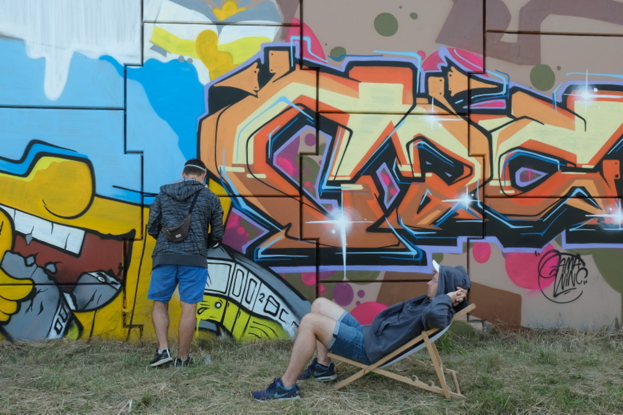  Graffiti jam na ścianie nasypu drogi S 17 (zdjęcie 1) - Autor: Maciej Kaczanowski