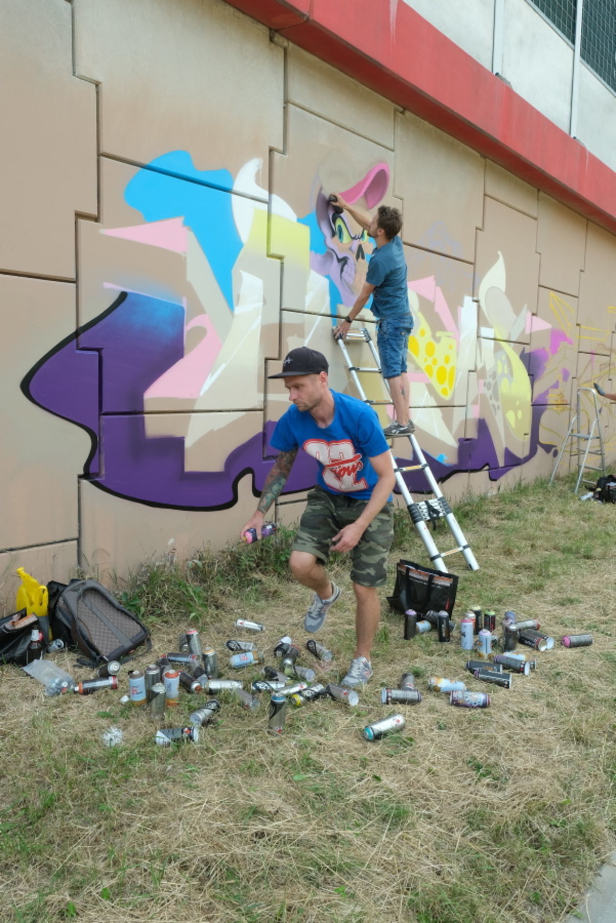  Graffiti jam na ścianie nasypu drogi S 17 (zdjęcie 1) - Autor: Maciej Kaczanowski