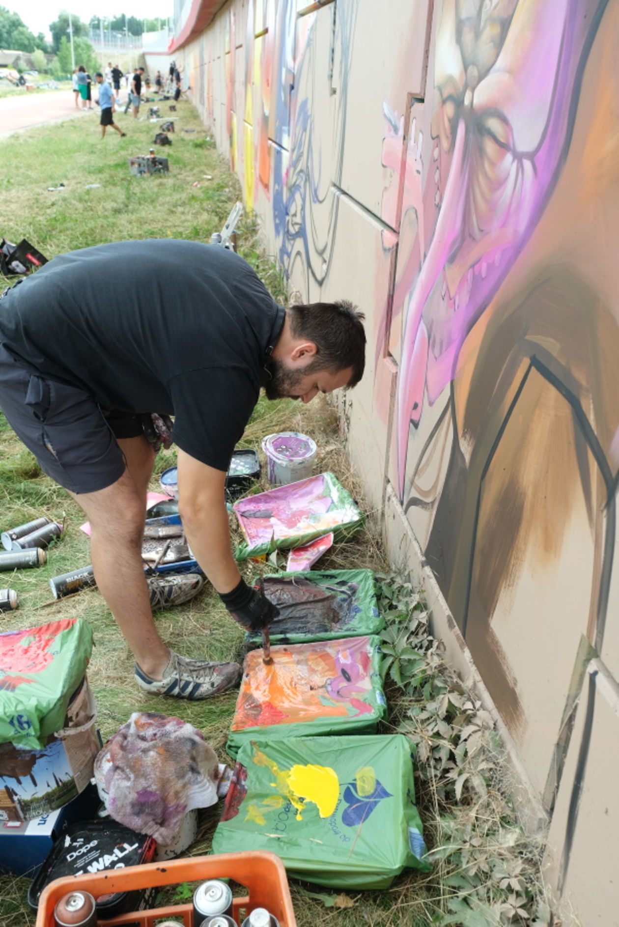  Graffiti jam na ścianie nasypu drogi S 17 (zdjęcie 1) - Autor: Maciej Kaczanowski