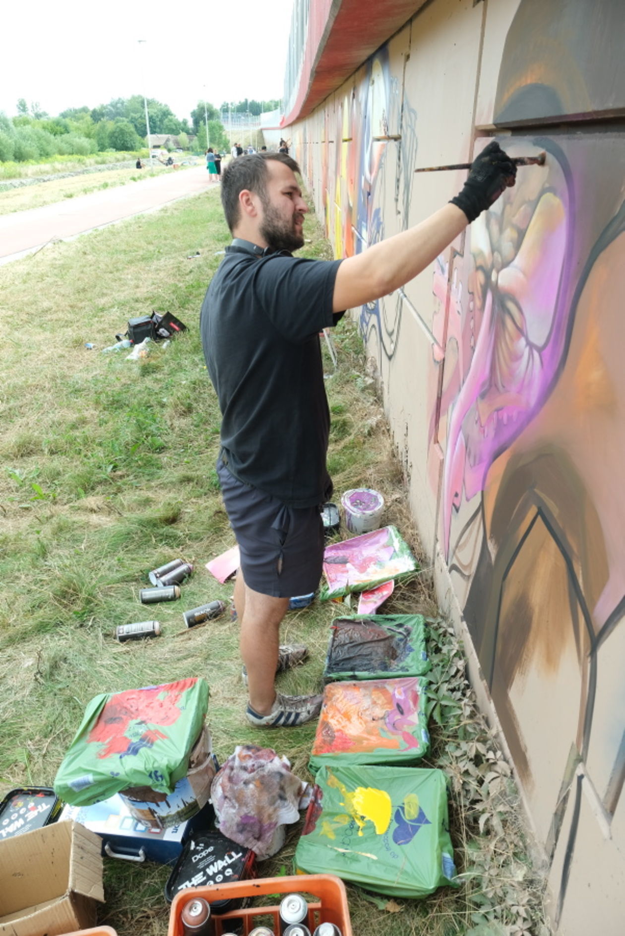  Graffiti jam na ścianie nasypu drogi S 17 (zdjęcie 1) - Autor: Maciej Kaczanowski