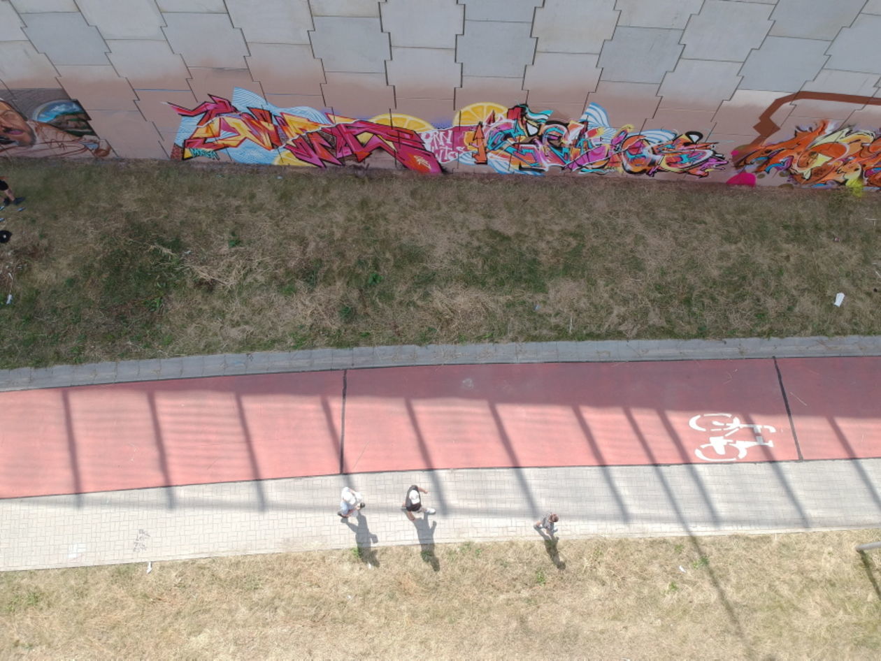  Graffiti jam na ścianie nasypu drogi S 17 (zdjęcie 1) - Autor: Maciej Kaczanowski