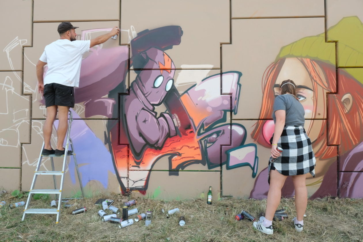  Graffiti jam na ścianie nasypu drogi S 17 (zdjęcie 1) - Autor: Maciej Kaczanowski