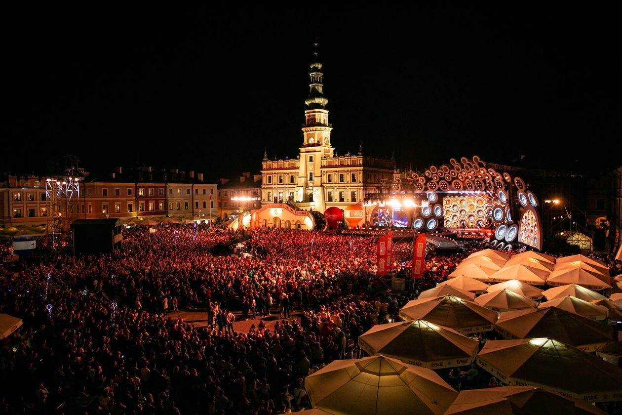  Wakacyjna Trasa Dwójki: Koncert na Rynku Wielkim w Zamościu (zdjęcie 1) - Autor: Kazimierz Chmiel