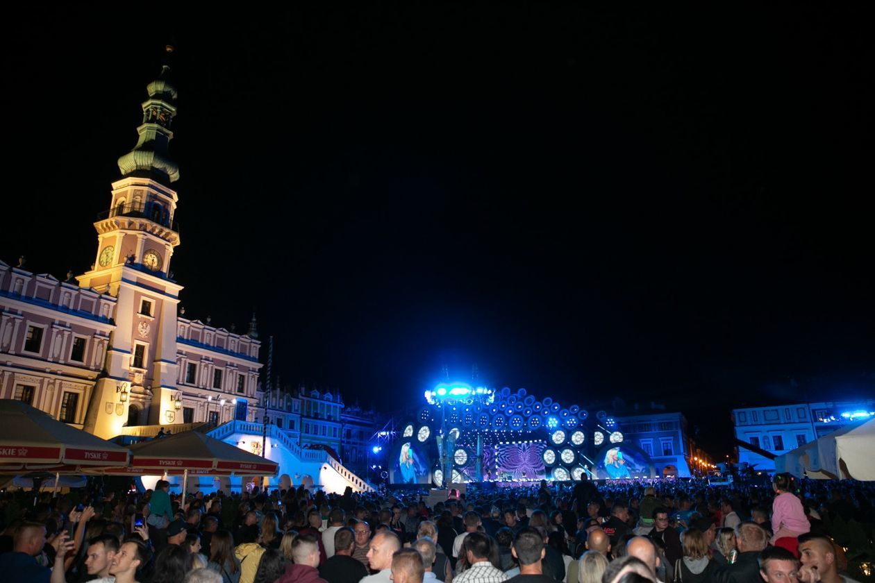  Wakacyjna Trasa Dwójki: Koncert na Rynku Wielkim w Zamościu (zdjęcie 1) - Autor: Kazimierz Chmiel