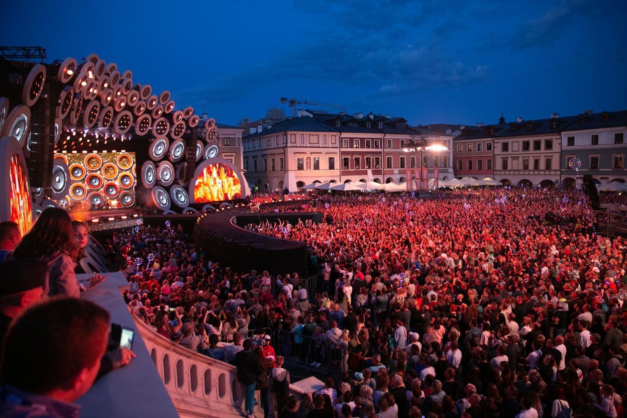  Wakacyjna Trasa Dwójki: Koncert na Rynku Wielkim w Zamościu (zdjęcie 1) - Autor: Kazimierz Chmiel