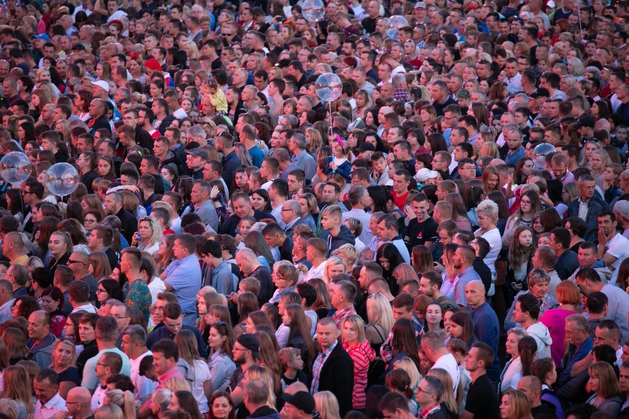  Wakacyjna Trasa Dwójki: Koncert na Rynku Wielkim w Zamościu (zdjęcie 1) - Autor: Kazimierz Chmiel