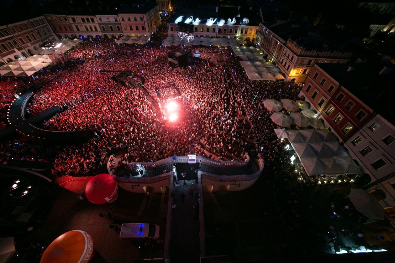  Wakacyjna Trasa Dwójki: Koncert na Rynku Wielkim w Zamościu (zdjęcie 1) - Autor: Kazimierz Chmiel