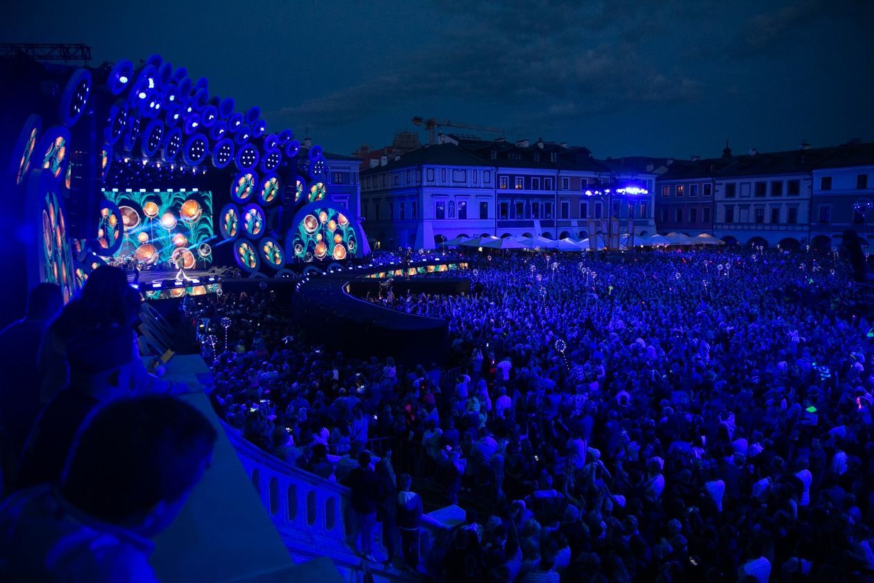  Wakacyjna Trasa Dwójki: Koncert na Rynku Wielkim w Zamościu (zdjęcie 1) - Autor: Kazimierz Chmiel