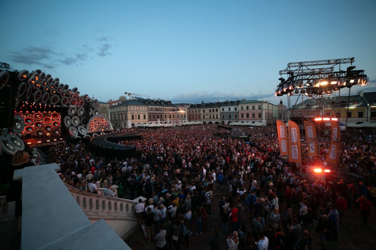  Wakacyjna Trasa Dwójki: Koncert na Rynku Wielkim w Zamościu (zdjęcie 1) - Autor: Kazimierz Chmiel