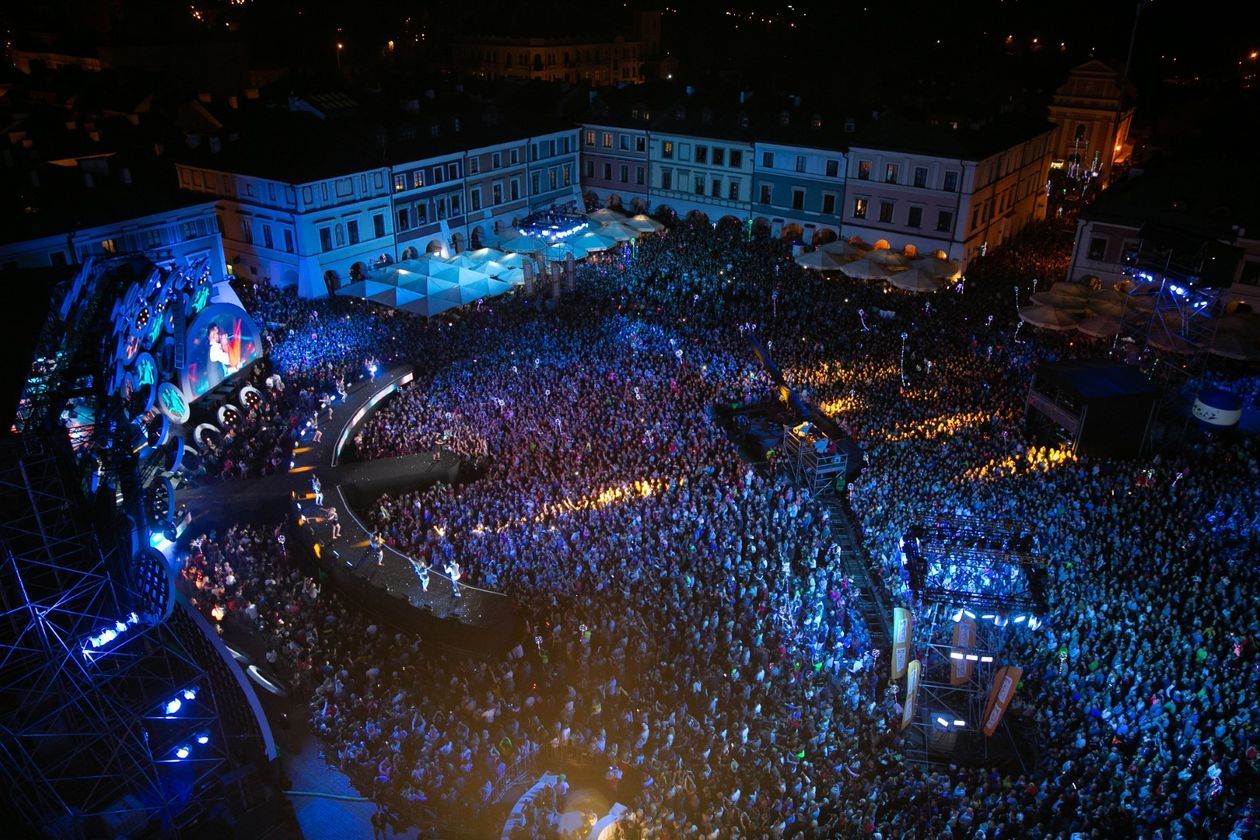  Wakacyjna Trasa Dwójki: Koncert na Rynku Wielkim w Zamościu (zdjęcie 1) - Autor: Kazimierz Chmiel